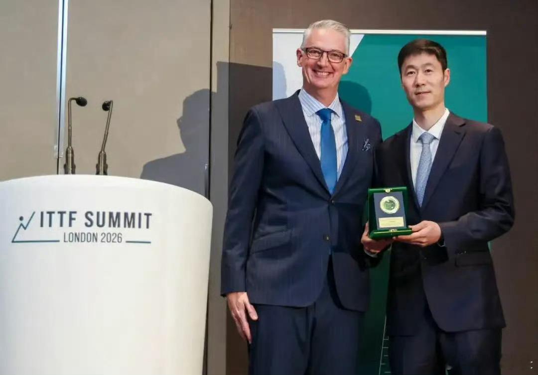 蔡振华李富荣获国际乒联功勋奖项在2026年国际乒联峰会上，国际乒联向六位杰出人士