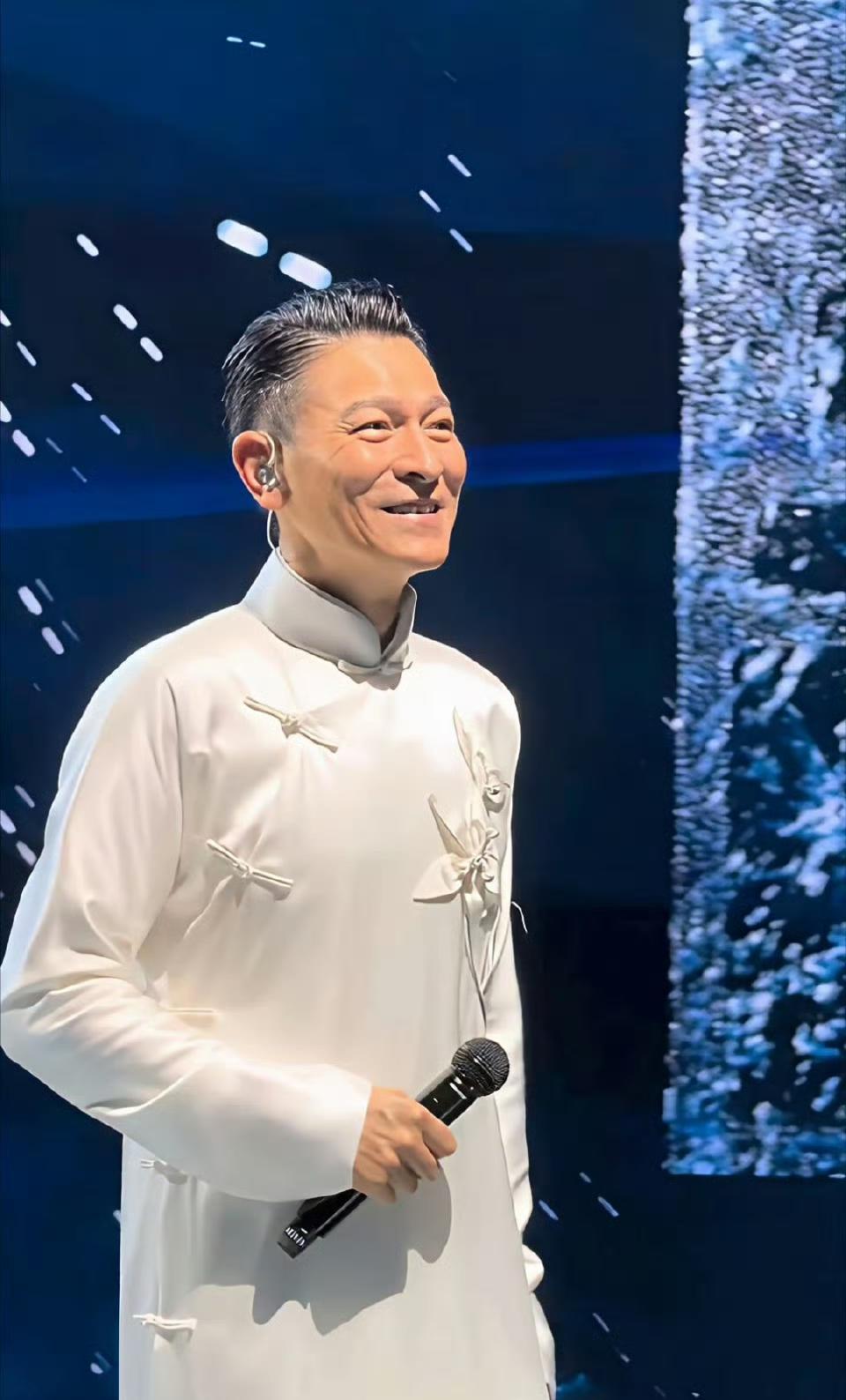 刘德华凭什么能压轴全运会？

前面还有个老大哥成龙。

提出这个问题只能说我们太