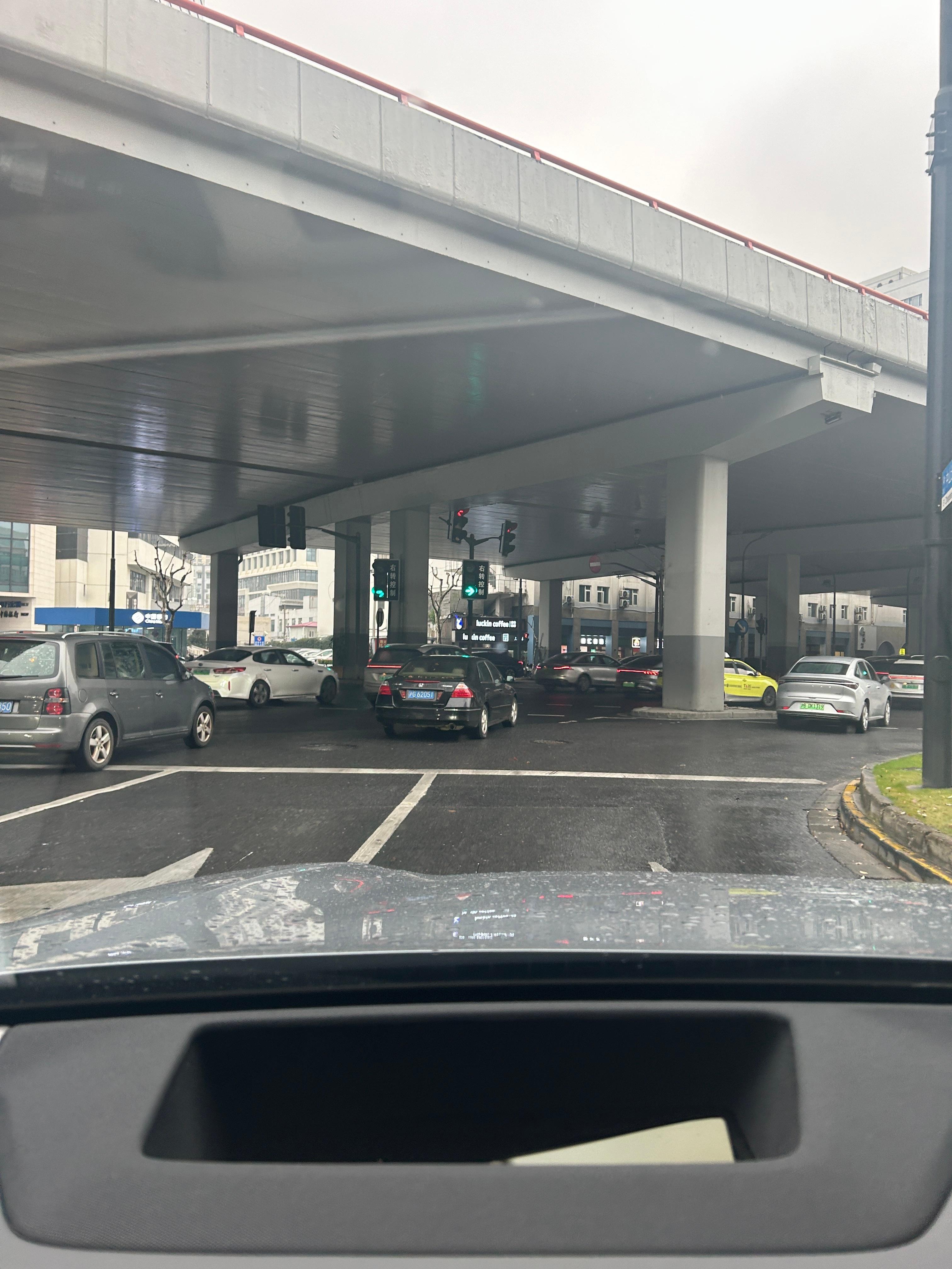 上海这路，对上海不熟的朋友建议给自己多预留一个小时走错绕路得成本时间😂 上海