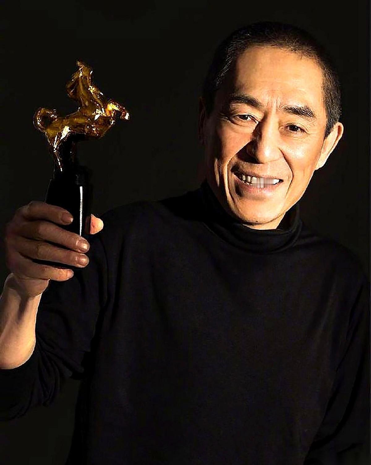 [太阳]张艺谋回老家，对着修了一辈子自行车的残疾弟弟说：哥给你三个选择，跟我去北