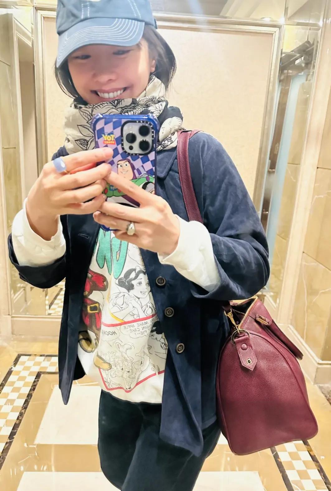 白百何对镜自拍，她真的长得好像王珞丹啊！两个人太神似了，好久没有看见白百何演戏了