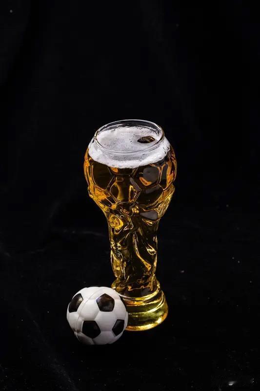 今天闹个天大的笑话，
早上朋友发个世界杯🏆足球彩票，
准备买的，
我就在厨房问