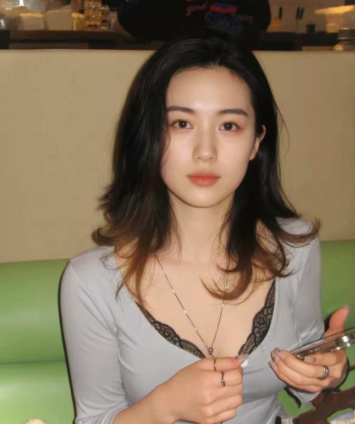 放松、自然、清冷、温柔，带着生活化的松弛感，舒服而耐看！
       我认认真