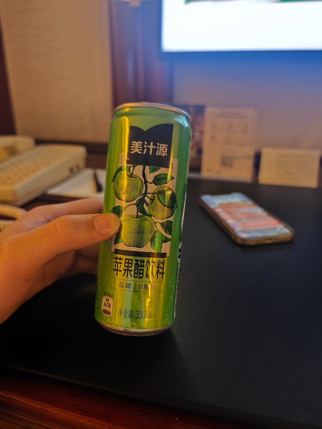 吃饭的时候拿了瓶饮料，没注意看还以为是苹果汁，打开框框喝了一大口，差点没给我送走