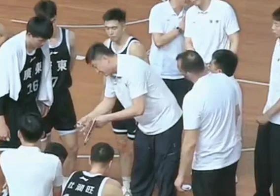 新会站热身赛，广东全运队轻松击败对手，杜锋心情大好，做为球队主教练和省篮排领导层
