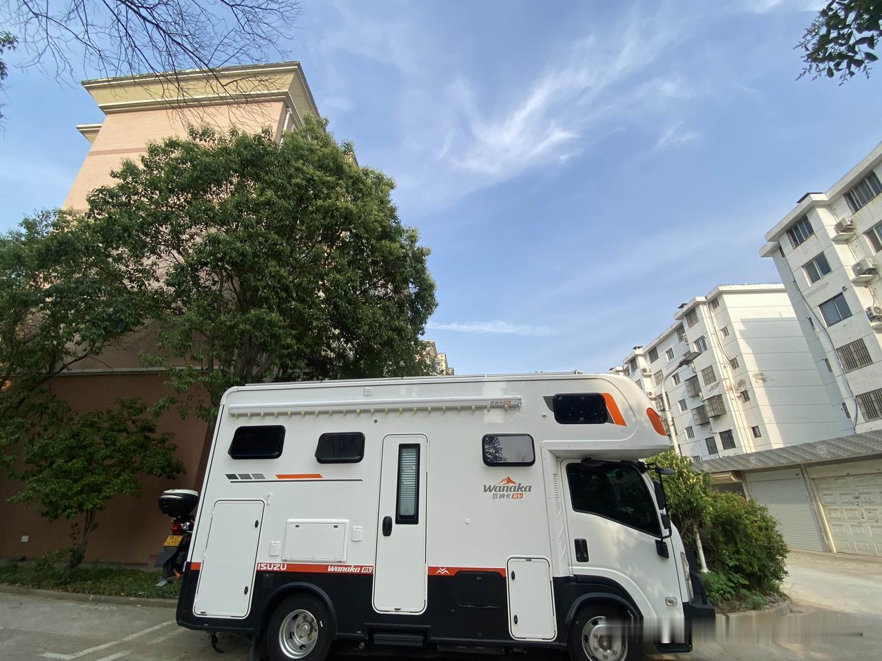 第13季房车旅行整装待发，夫妻俩分工打理行囊。

我负责居家日用，四季衣衫、锅碗