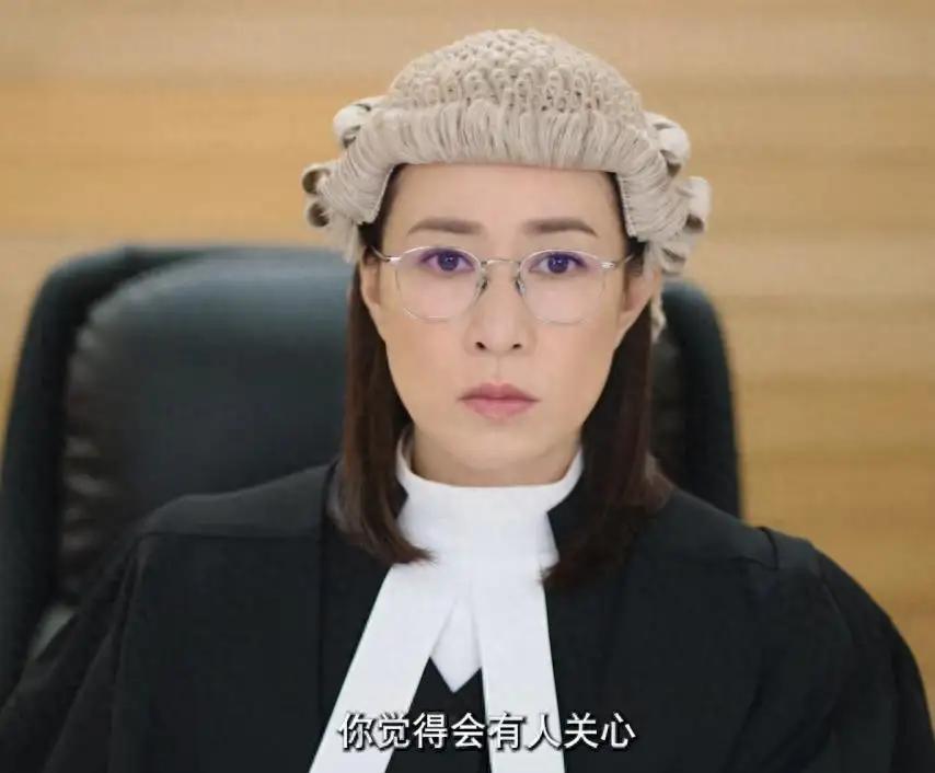 佘诗曼戏路越来越窄了！演的全是女性强势角色，一脸凶相。所有角色都雷同，太审美疲劳