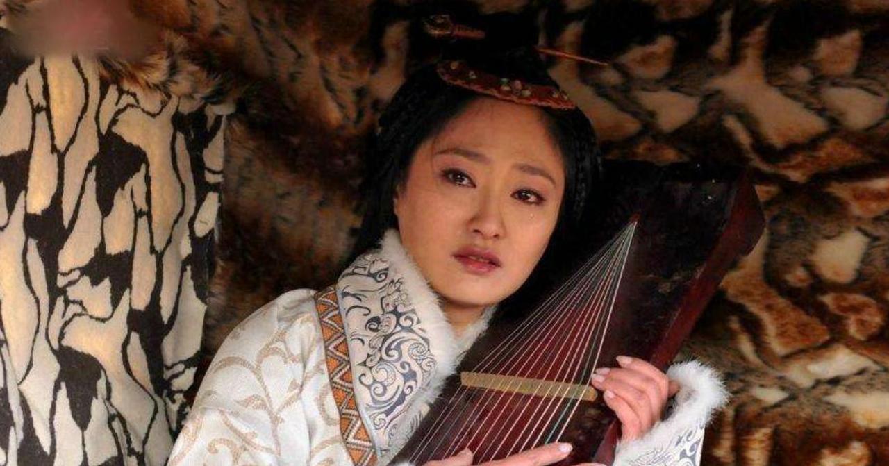 207年，曹操花重金，将被困匈奴12年的蔡文姬赎回。临行前，两个儿子拽着她的胳膊