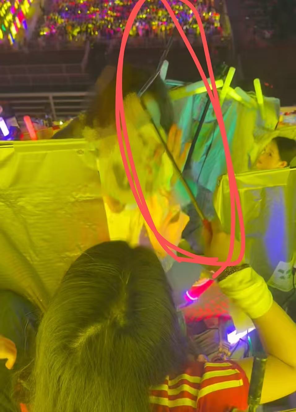 注意看，苏新皓这个超x粉丝把伸缩杆都打折了，打的可是头 ​​​
