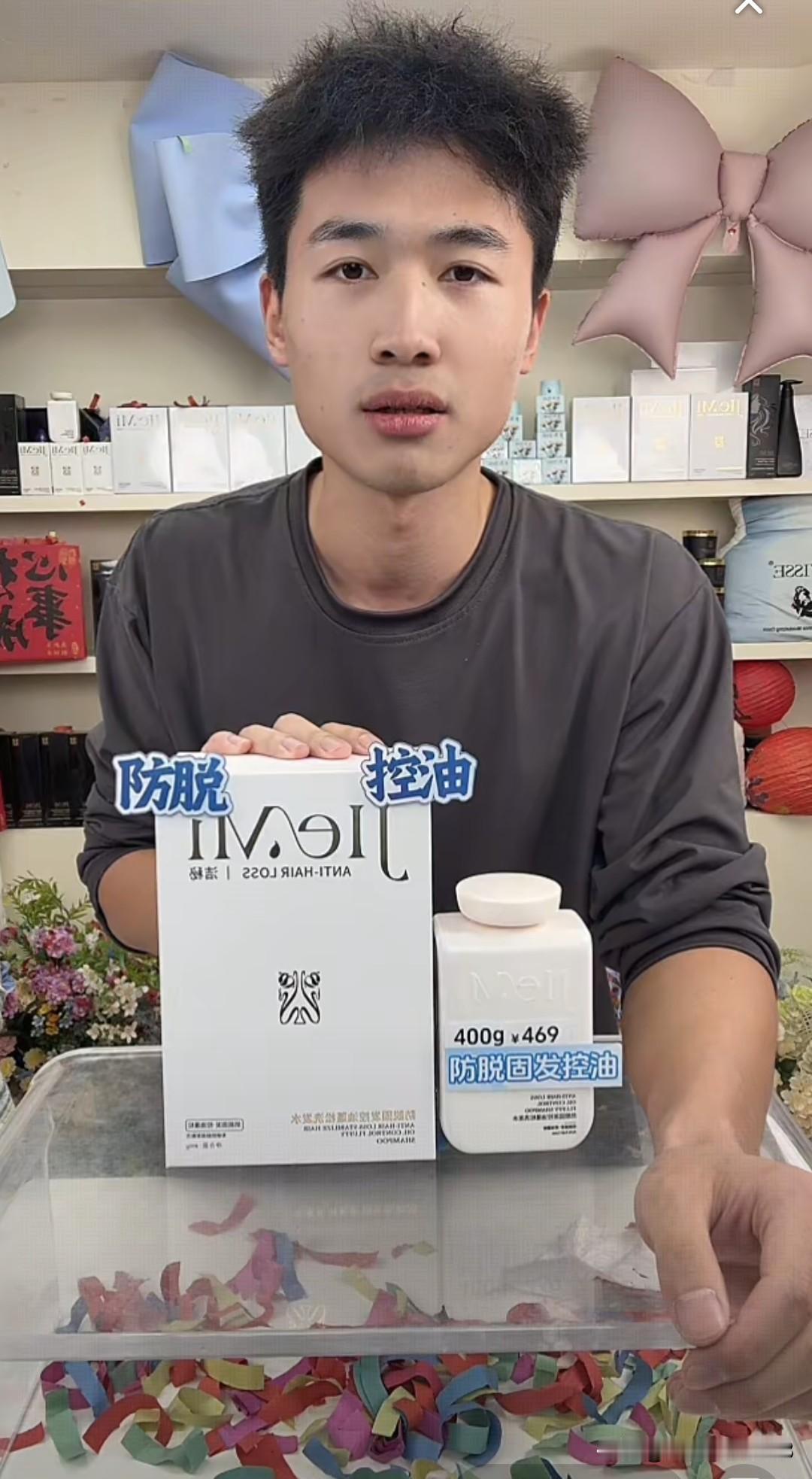 打开手机，今天发现谢浩男大妹在用自己的账号直播。镜头前的海军在直播间侃侃而谈。现