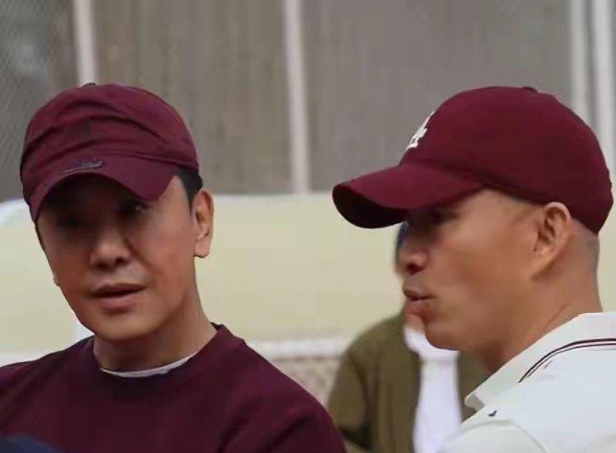 56岁的毛宁和亚宁穿同款网球服同框，一个满头白发显沧桑，一个胸肌把衣服撑得鼓鼓的