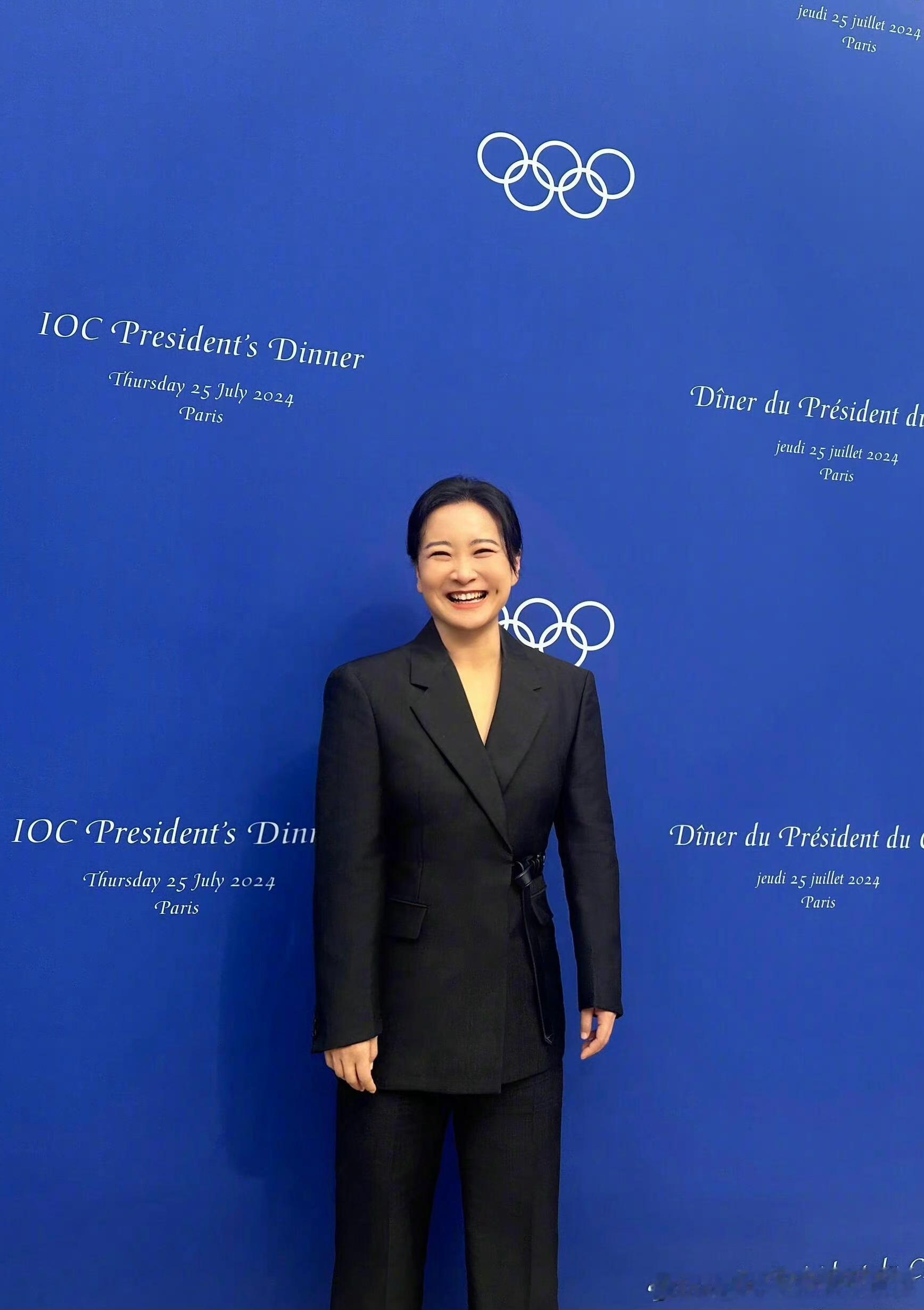 贾玲在卢浮宫受邀亮相奥委会主席晚宴，也会参加稍后的奥运会开幕式。从国民笑星，到全