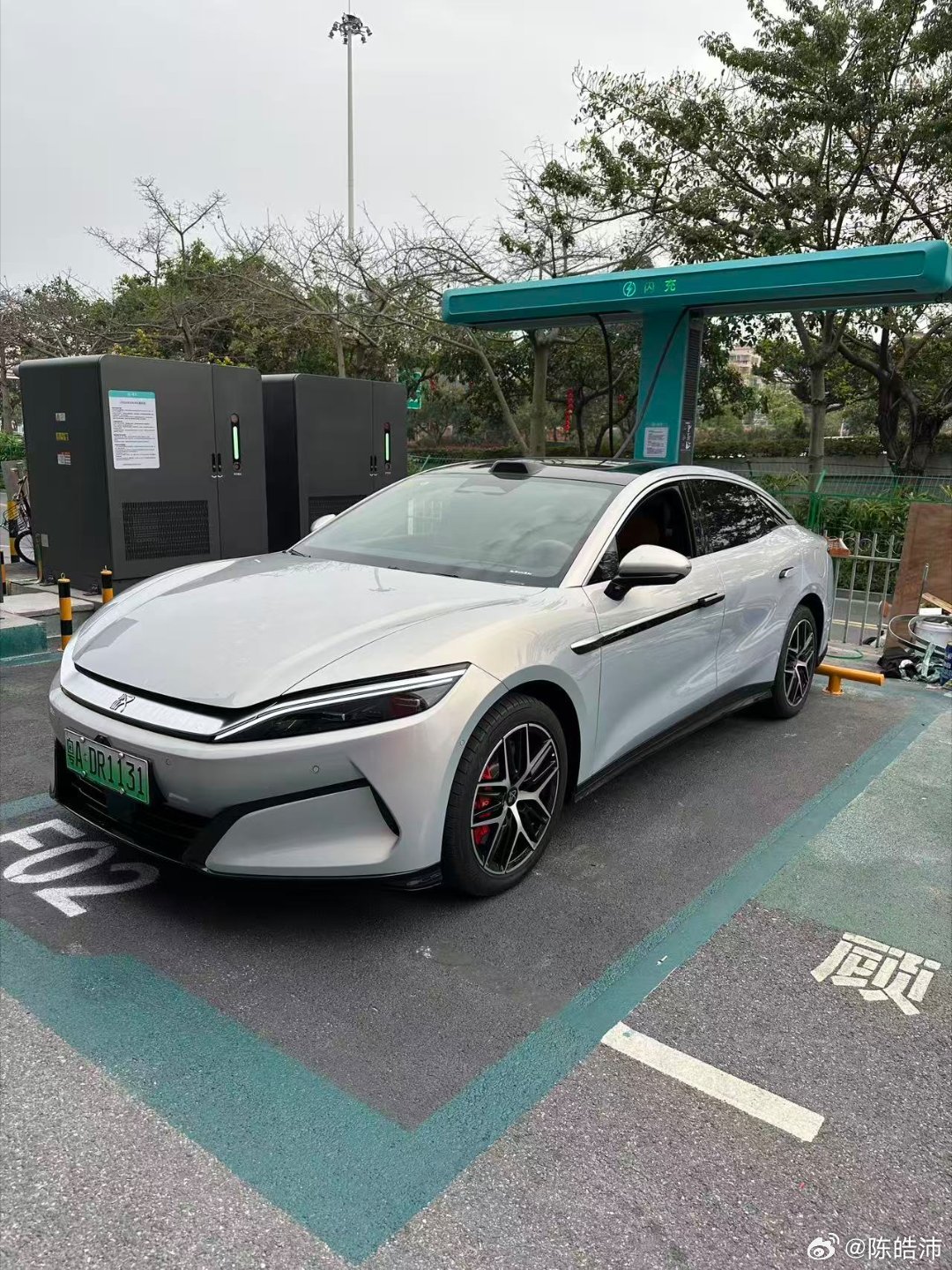 比亚迪的公共闪充桩，不是在4S店里面的那种，已经上线了！这建桩的速度太可怕了，而