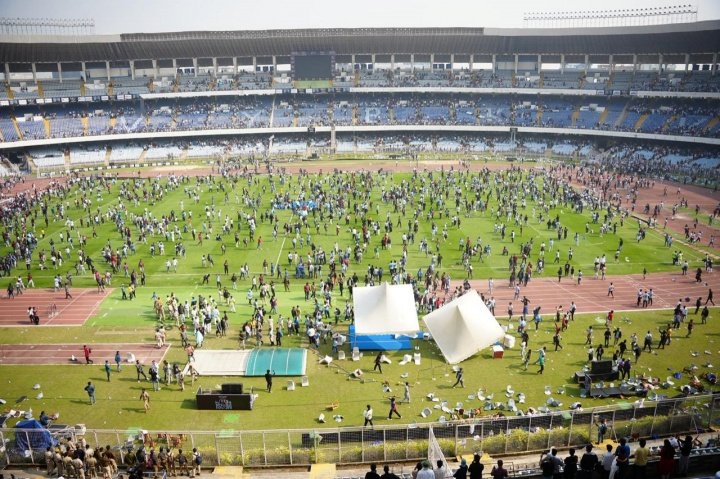 【原来主办方是可以抓的哦】 梅西开启印度行，到访加尔各答盐湖体育场时引发混乱。印