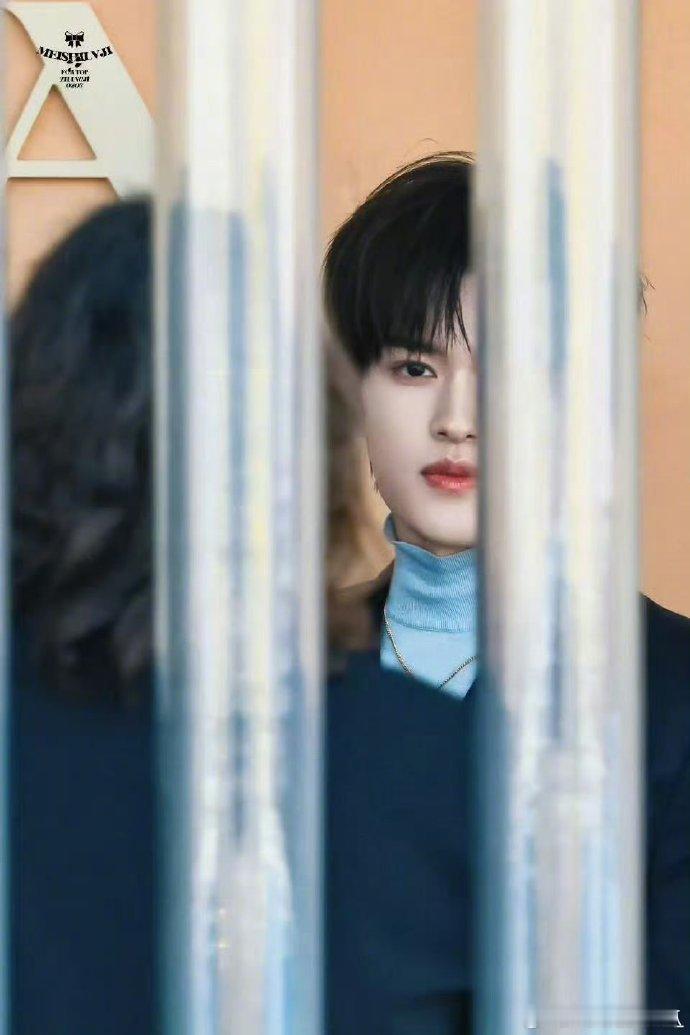 张极出席prada米兰时装秀谁被张极在米兰的眼神杀戳中，清澈又坚定的眼神里藏着少