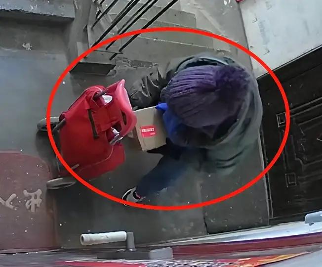 北京七旬老人偷快递案尘埃落定：警方严惩彰显法治，警示切勿心存侥幸
 
近日，引发