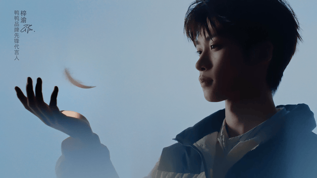 教科书式羽绒服穿搭模板 梓渝冬日时尚大片超吸睛！怼脸镜头里状态全程在线，不管是简