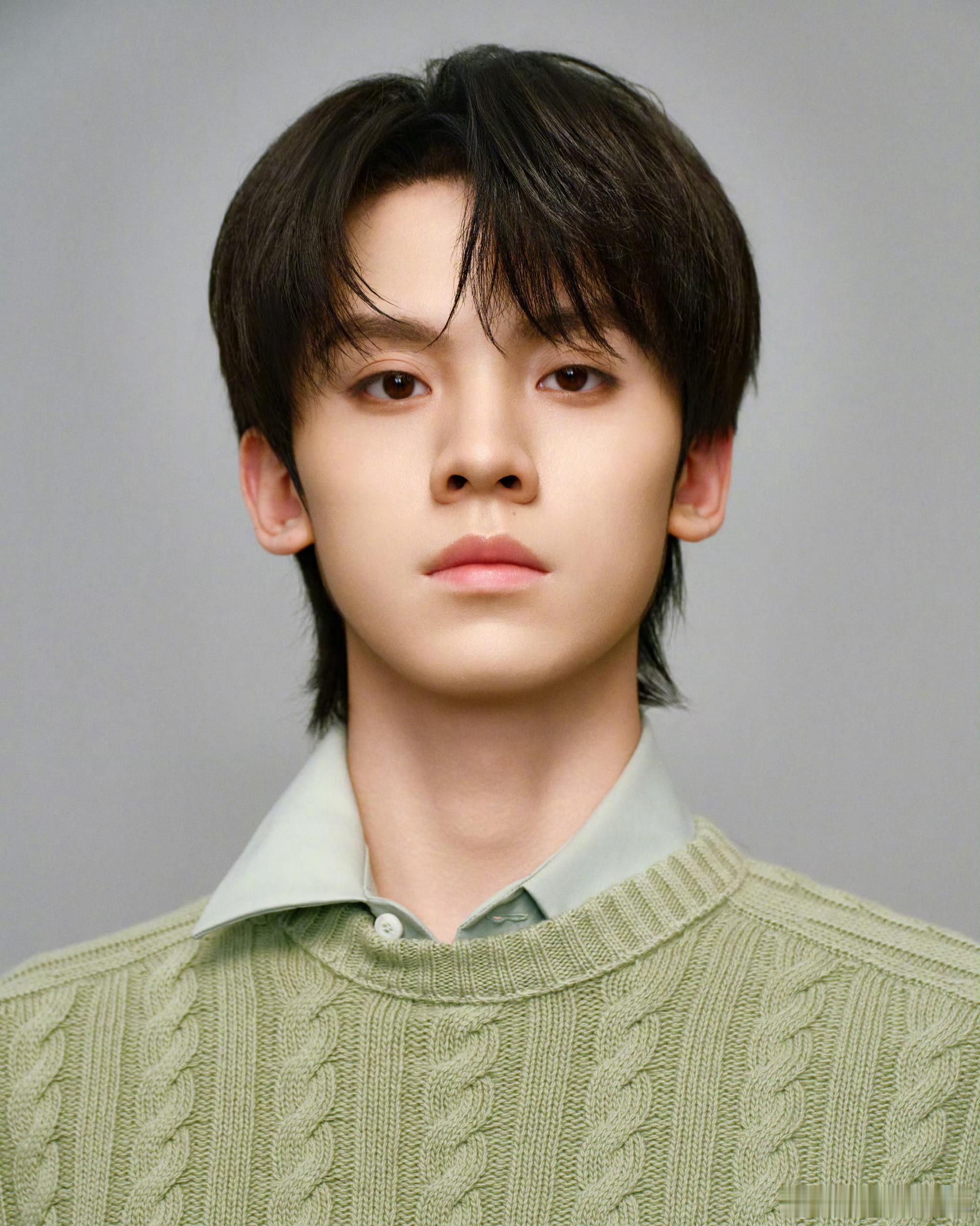 Prada发的TOP登陆少年米兰看秀出发图，好高清的怼脸图，TOP的时尚表现力真