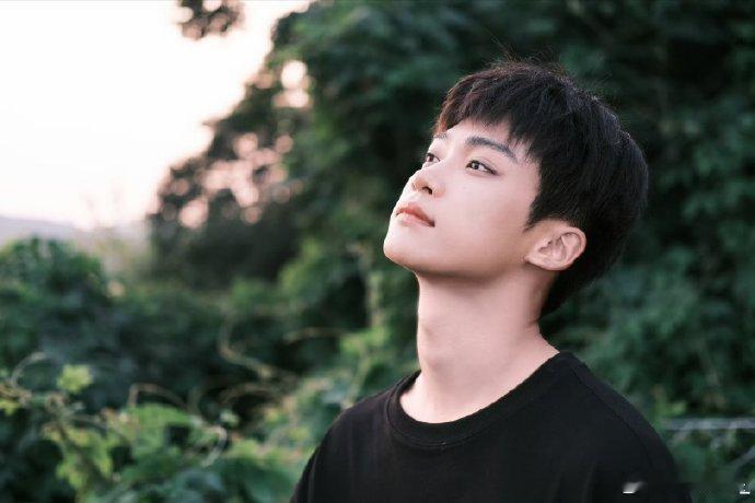 梓渝窗边咬青提杂志表现力可塑性好强
