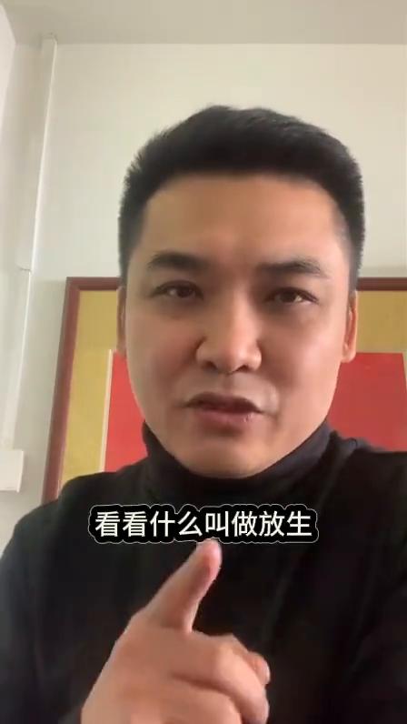 体悟师弟：放生。
给大家看一组视频，看看什么叫做放生，大家都学习一下。
这两只鹅