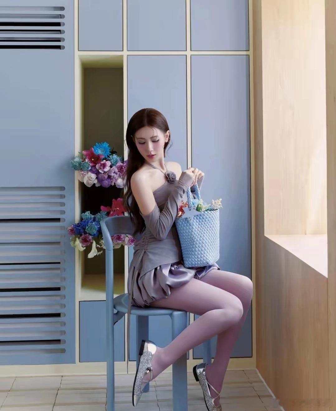 又被沦陷了～赵美延最新杂志写真，每一张都非常用心，穿搭甚是无敌可爱～赵美延穿搭韩