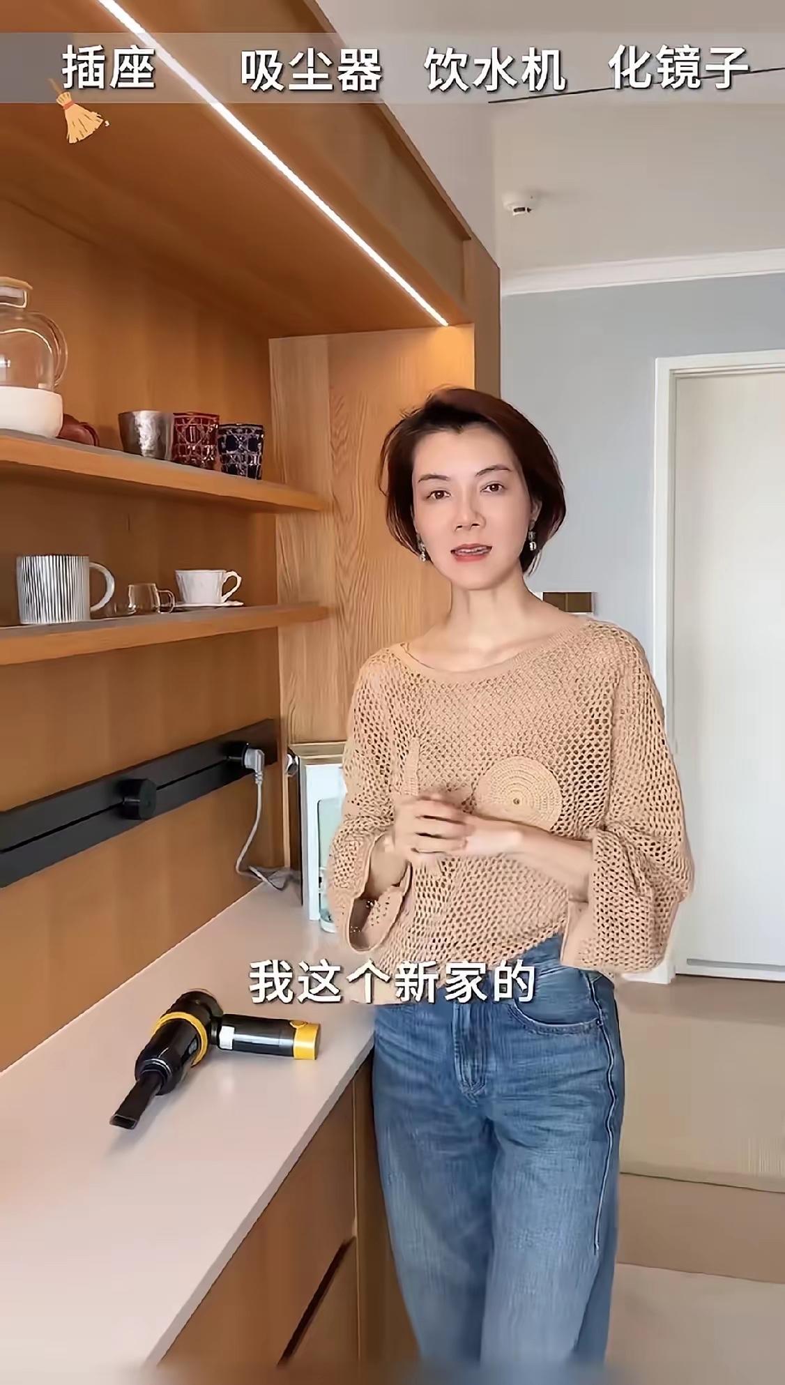 车晓，引发热议。
 
44岁车晓因几十元维修运费与客服较劲上热搜，被赞“消费降级