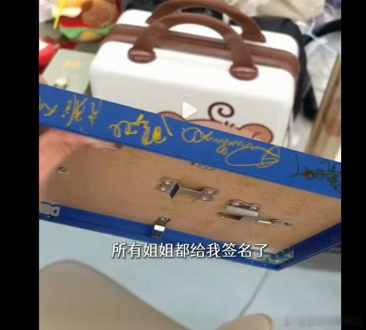 浪姐所有人都给代斯签名了 没有特意策划收集签名这件事，全靠日常相处积累的好人缘，