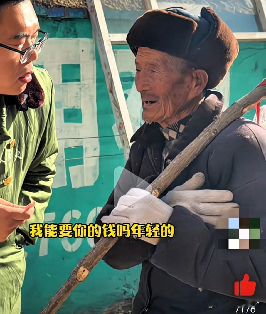 山东88岁老大爷，起早走10几里路来赶集，逛遍集市，只花了5.2元买了些馍(馒头