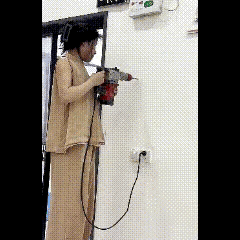 专业的事情交给专业的人，
这下好了，
要请电工来了。