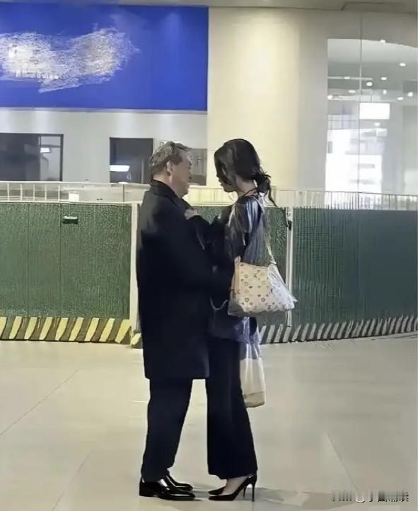 大家看看，这二位究竟是什么关系？不像是爷孙俩啊！