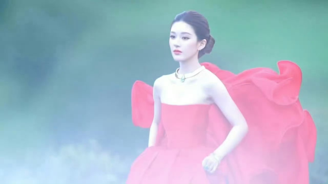 红气养人！赵露思以一身大红色礼服亮相vogue红毯，大珠宝+大红裙+高定，相当耀