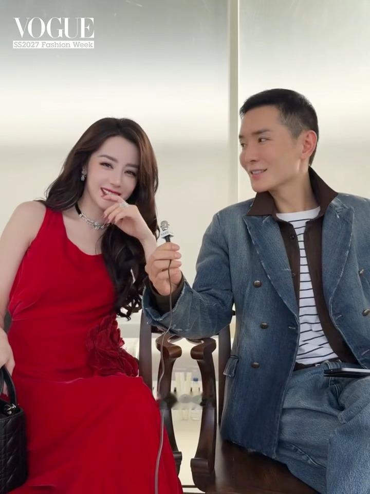 迪丽热巴自称名模来的迪丽热巴说自己名模来的 迪丽热巴被夸走秀越来越出彩，笑着自曝