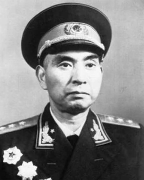 1975年2月下旬，天山深处的积雪刚刚松动，修路工地上一片忙碌。杨勇站在山口，望