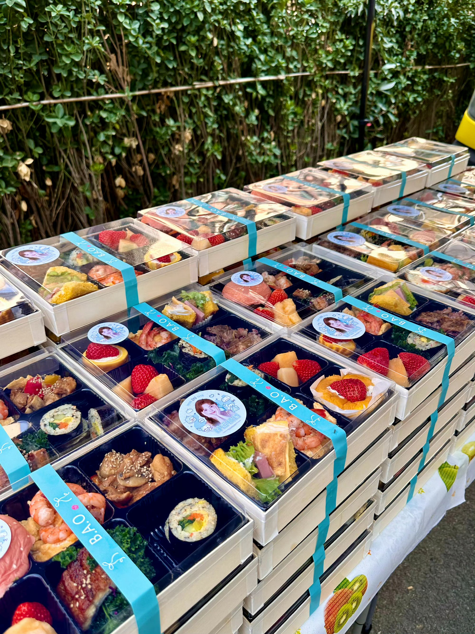 章若楠感谢粉丝粉随正主，章若楠粉丝人美心善，不仅请《想把你和时间藏起来》剧组工作