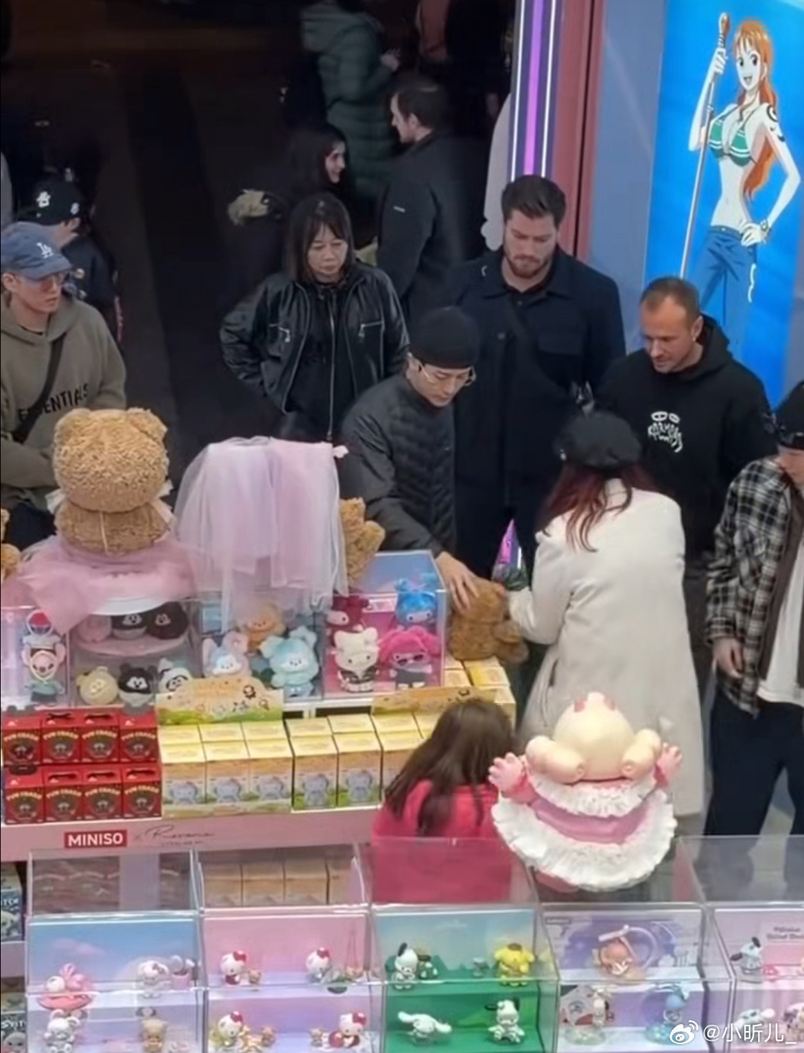 刷到王嘉尔拿着个卡通发箍比划，那认真劲儿跟咱逛街没差！没想到国货在国外这么火，连