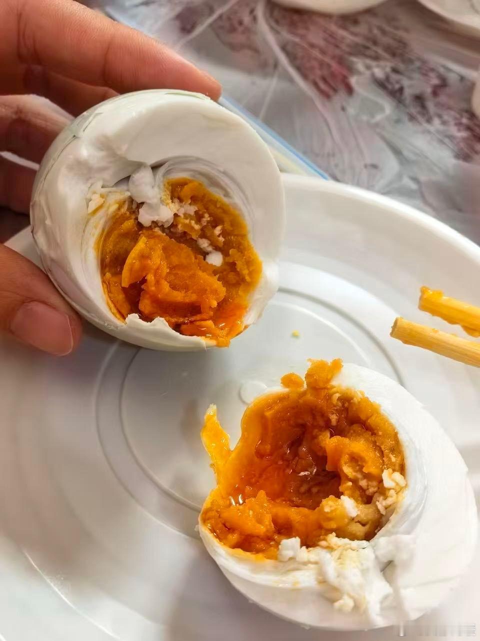 古人用诗推荐咸鸭蛋想象一下，秦观和友人围桌而坐，面前摆着高邮咸鸭蛋。边吟诗边剥蛋