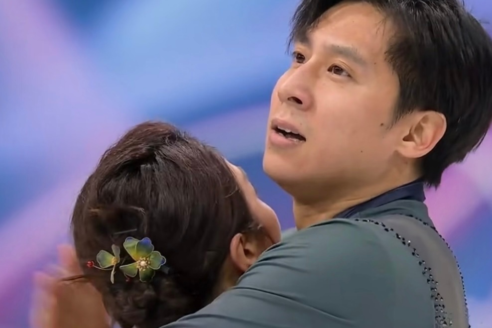 天呢………葱桶的绒花是粉丝送的只想让你开心一点点的礼物却被你带上了米兰的赛场 