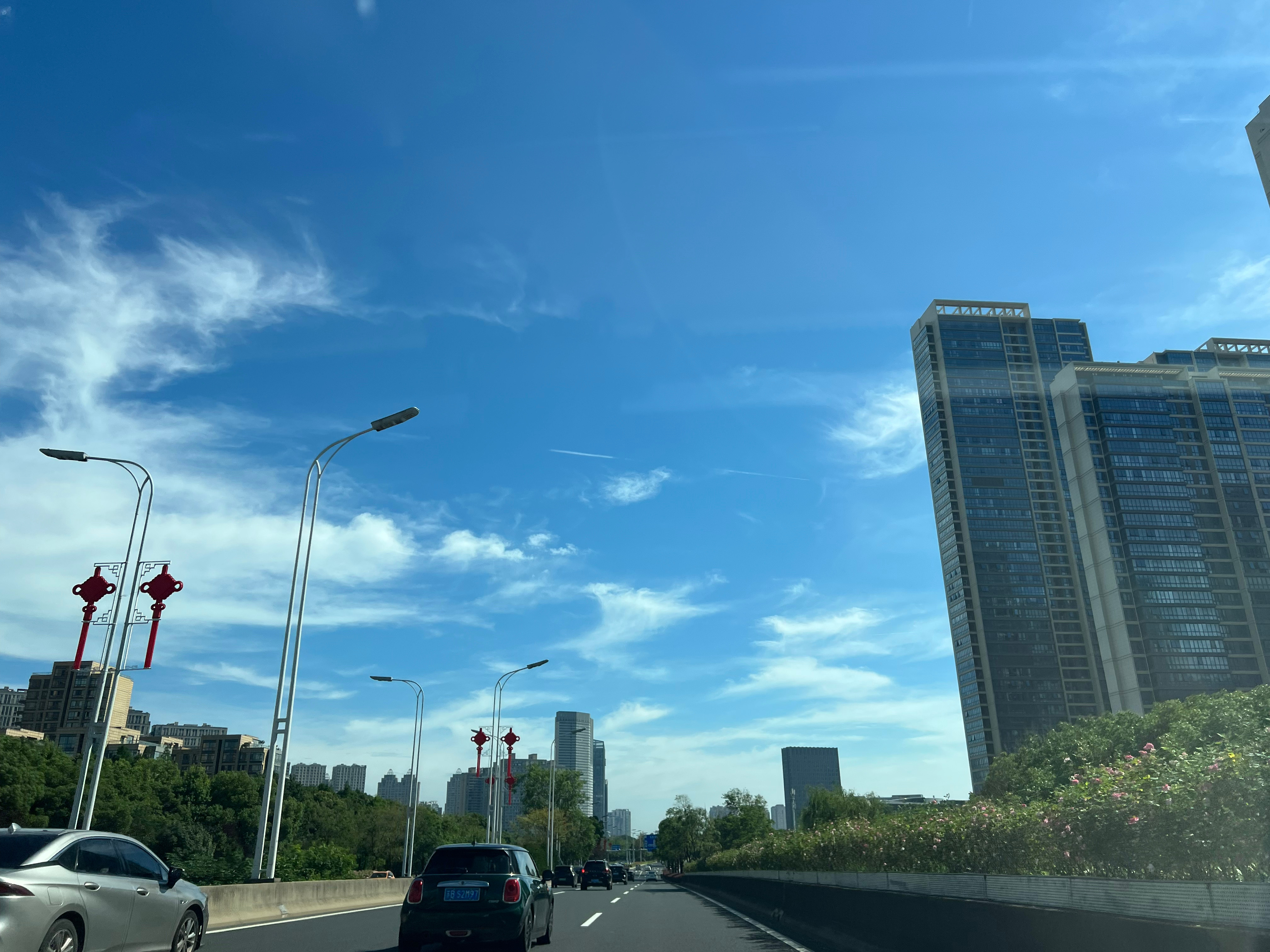 今日小暑，步入盛夏时节。暑气蒸腾，上午途经东氿新城。标着“黄金旺铺”的沿街店面房