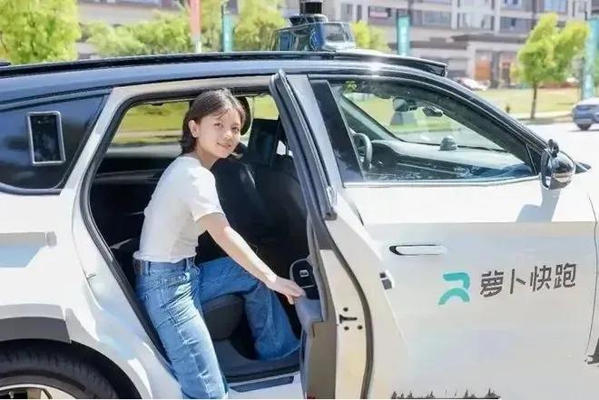 武汉萝卜快跑集体趴窝已过去两天，百度依然还在沉默，事故真实原因至今成谜。作为一家