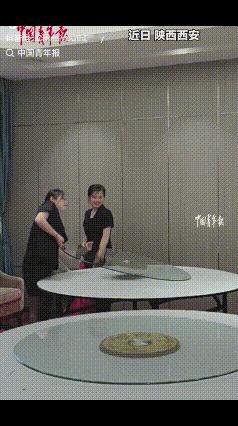 “太牛了！”陕西西安，一餐饮店员工展示铺桌布摆盘技巧，她们不是一个一个慢慢摆，而