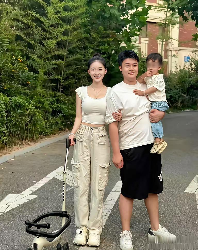 一家人在公园散步，看起来好幸福。