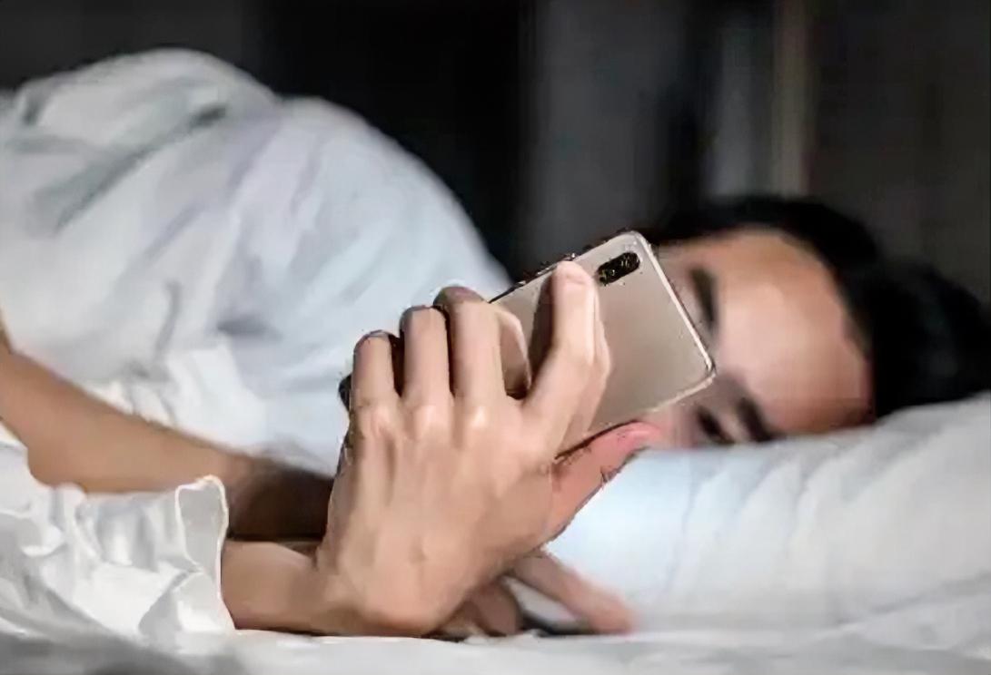 背P都是从闲聊开始的。

我有一位男来访，只不过在地铁上加了一个陌生女人，就一点