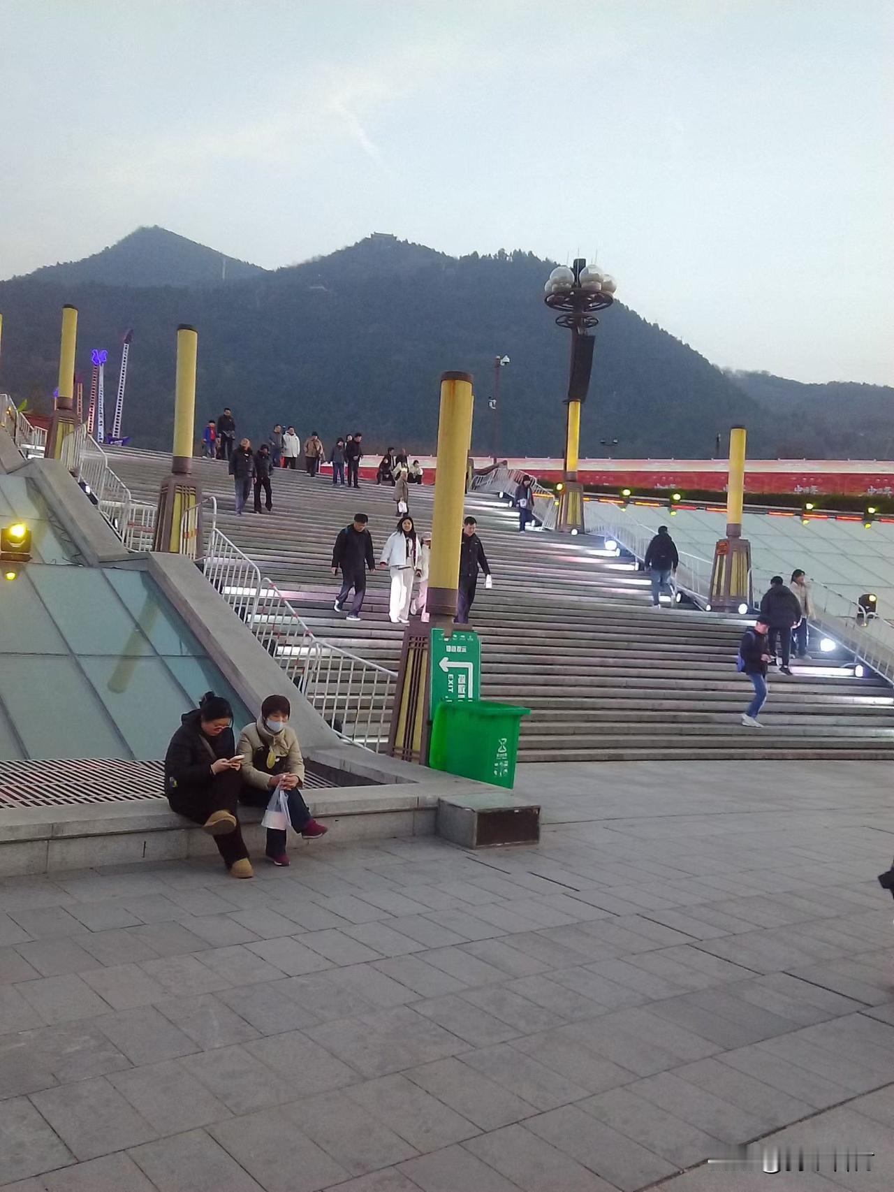 西安，临潼区，过年真热闹非凡，华清池广场人太多了。