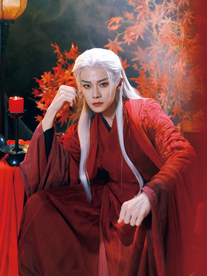 想看曹骏演反派魔王 红衣白发大片释出，想看曹骏演反派的心达到顶峰！清冷中透露着一