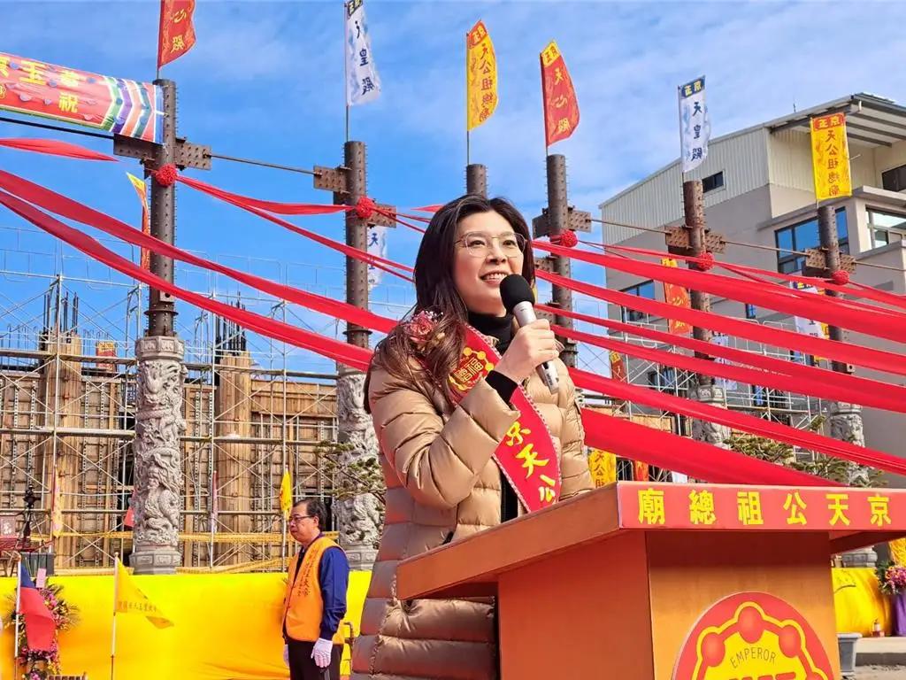 郑丽文发愿要为台湾社会和谐、台海稳定全力以赴。台湾的稳定是基于统一，郑丽文只谈稳