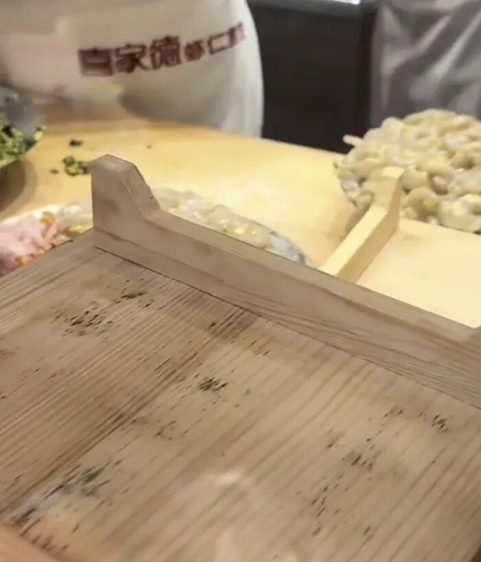 最近，连锁水饺品牌喜家德又摊上事儿了——有网友在大连一家门店吃饭时，发现后厨操作