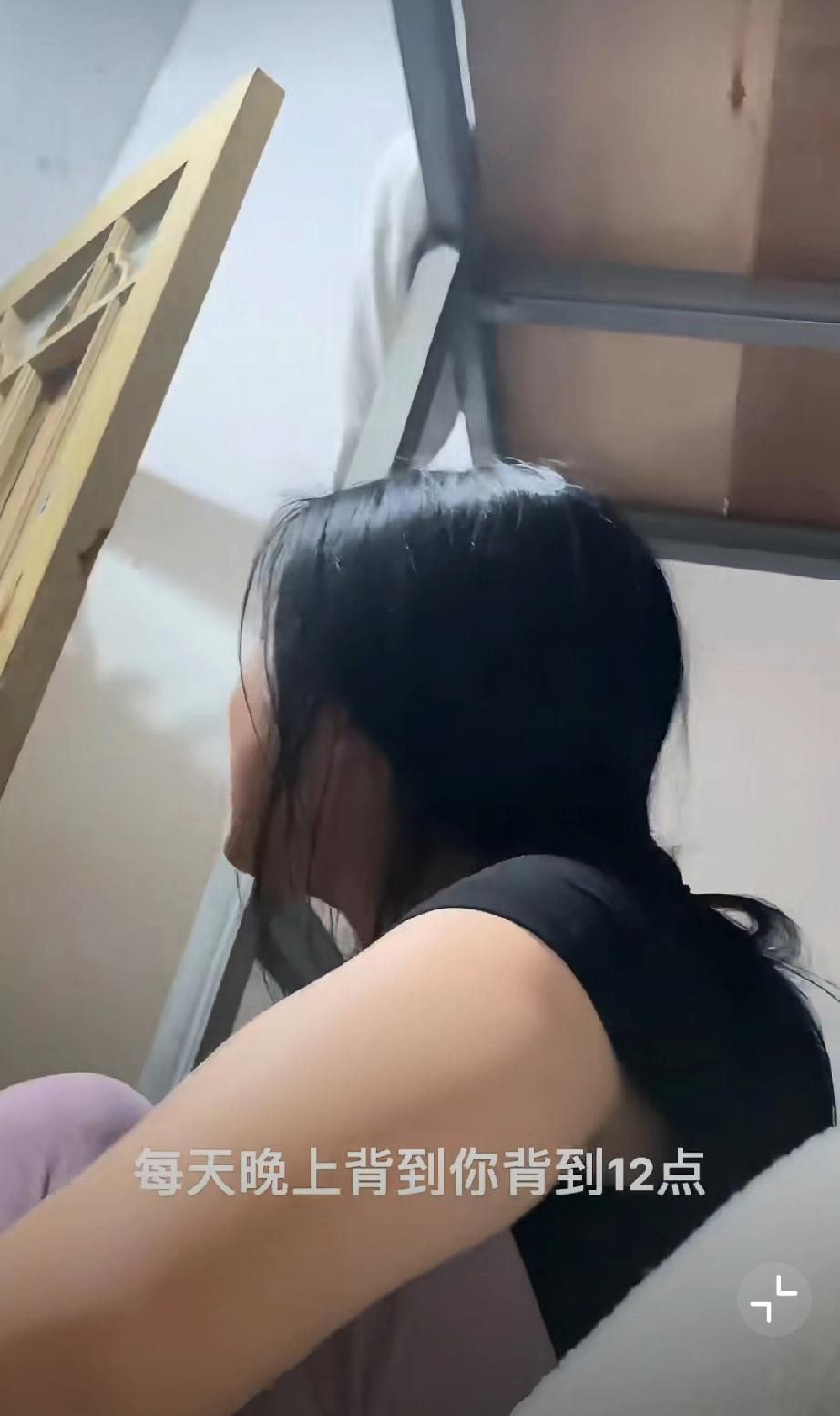 即将中考的女生放学回家看电视被家长说自暴自弃崩溃大哭，原来她每天把课间时间用来写