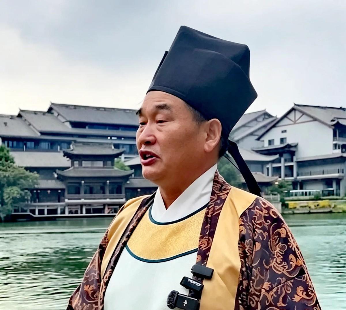 穿明朝员外袍在台儿庄唱红歌，朱之文被骂上热搜，可真正该追问的不是他。郭德纲篡改歌