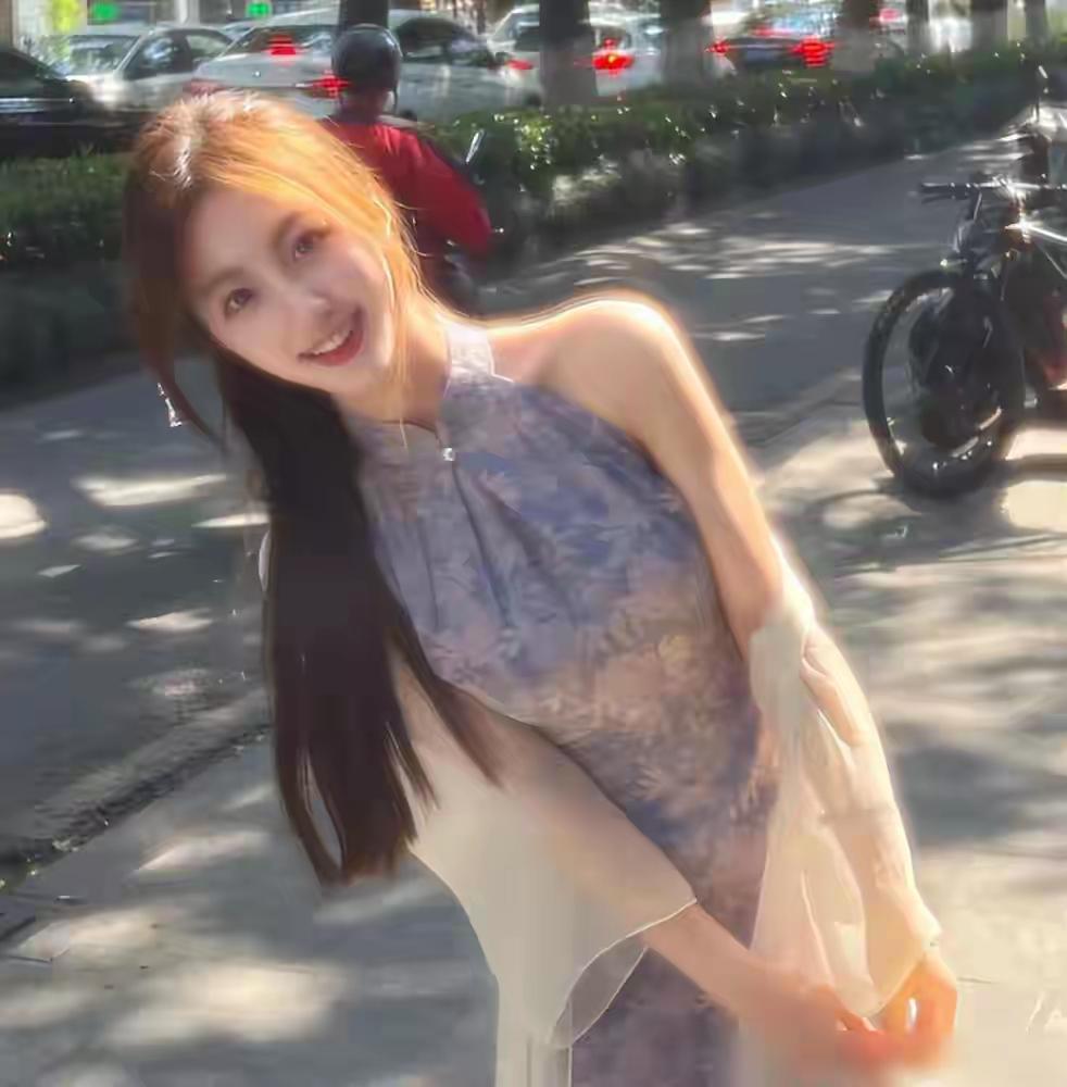 老和尚病重
自知命不久矣
对小和尚说：
"我一辈子没看过女人身体！
想在临死之前