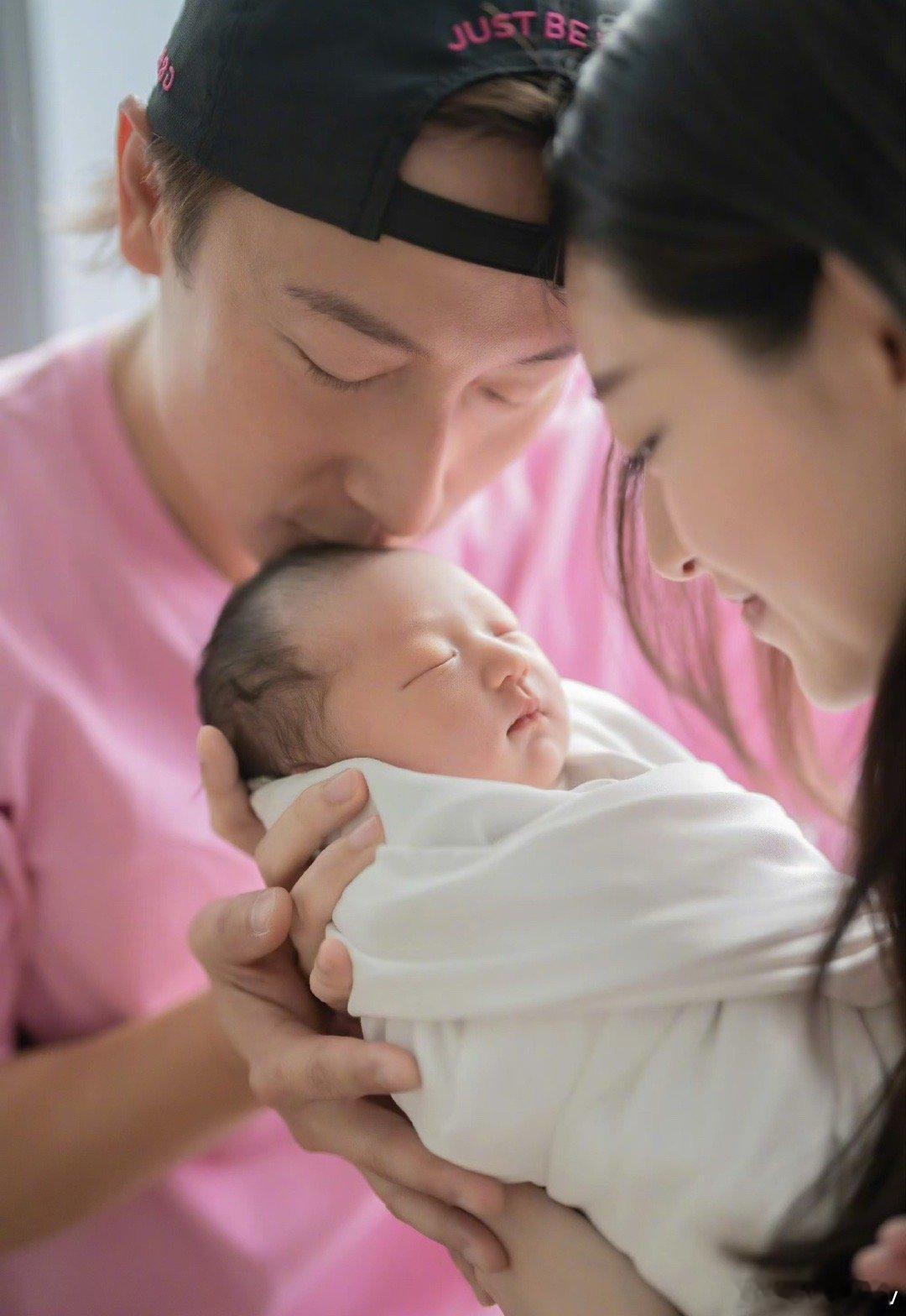 方力申亲吻女儿照恭喜方力申当爸爸，他幸福的称“从Isla出生到今天，她的小模样每